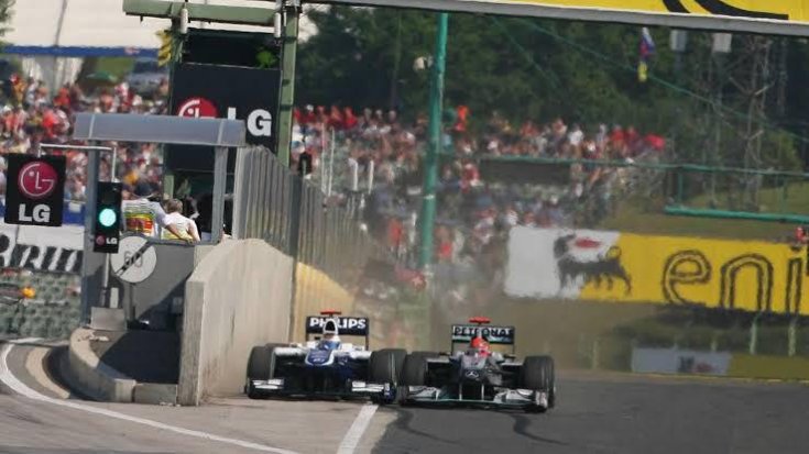 Rubens Barrichello és Michael Schumacher a 2010-es Magyar Nagydíjon a célegyenesben