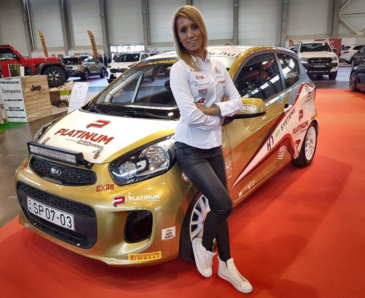 Vogel Adrienn a Kia Platinum Rally Cup autója mellett