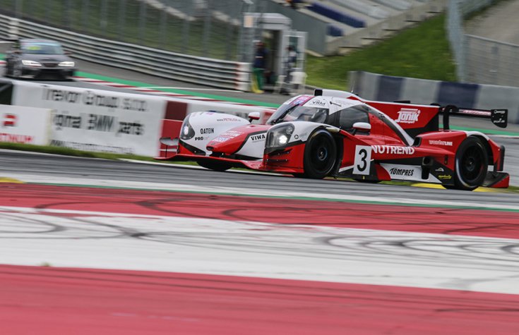 A Norma M30 LMP3 a Red Bull Ring egyes kanyarjában oldalról