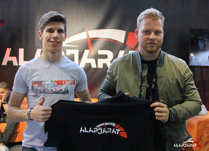 Volentér Balázs és Nagy Norbert az Alapjárat standján