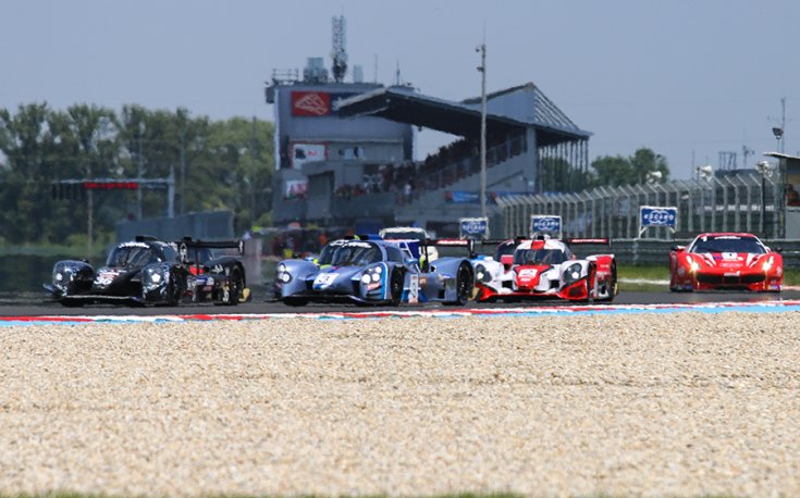 LMP3-as mezőny a Slovakiaring 1-es kanyarjában