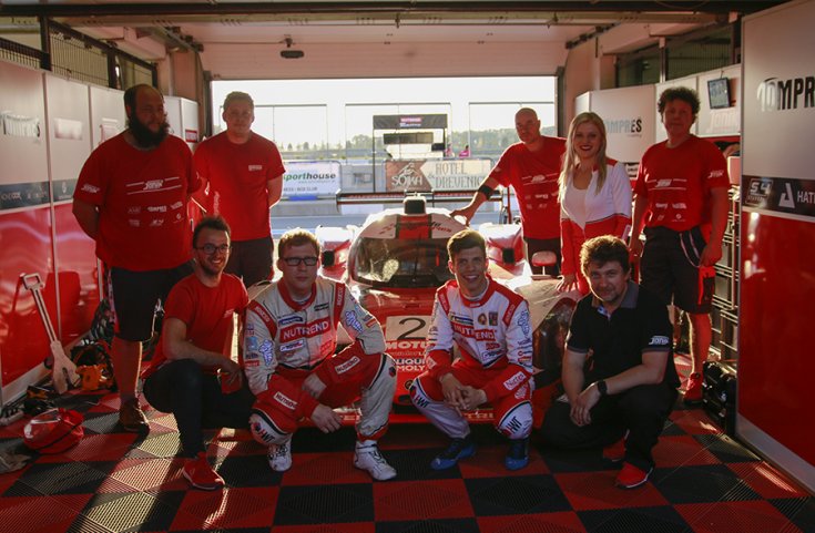 Janik Motorsport csapata a leintés után