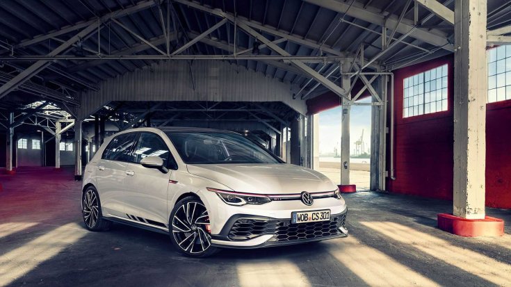 2020-as Volkswagen Golf GTI Clubsport egy régies garázsban, féloldalról