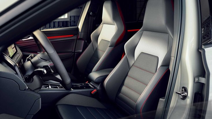 2020-as Volkswagen Golf GTI Clubsport belső tere és annak sportülései oldalról