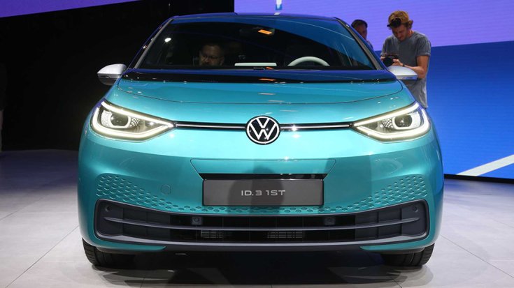 A Volkswagen ID.3 elölről fotózva Frankfurtban