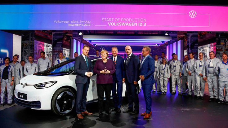 A sajtótájékoztató résztvevői a Volkswagen ID.3 előtt