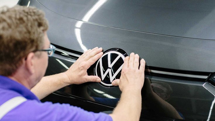 A Volkswagen logó helyére rakása
