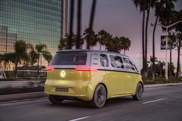 A Volkswagen elektromos mikrobusz hátulról