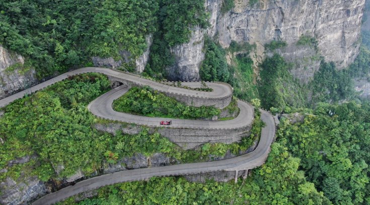 Volkswagen ID.R elektromos versenyautó a Tianmen-hegyen