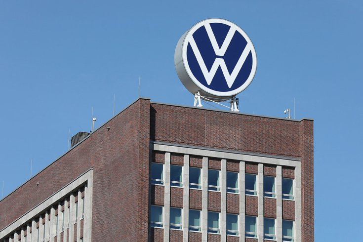 Volkswagen embléma épület tetején
