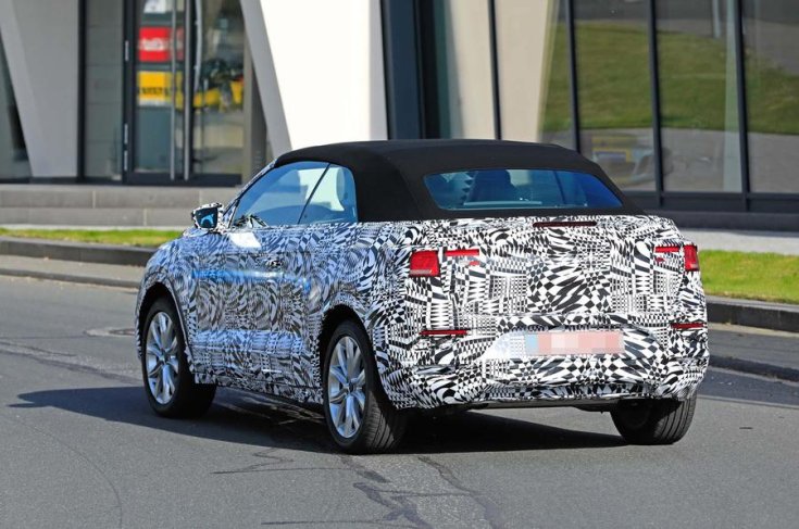 2020-as Volkswagen T-Roc kabrió kémfotón, hátulról