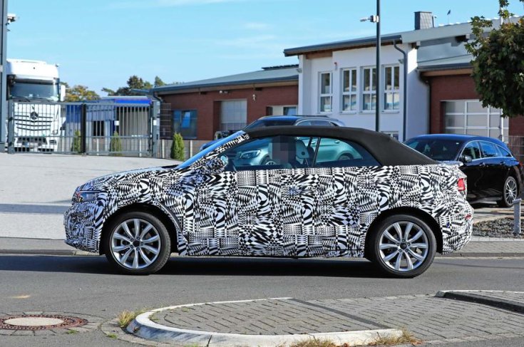 2020-as Volkswagen T-Roc kabrió kémfotón, oldalról