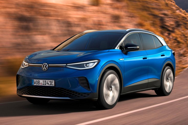 Volkswagen ID. 4 országúton, féloldalról