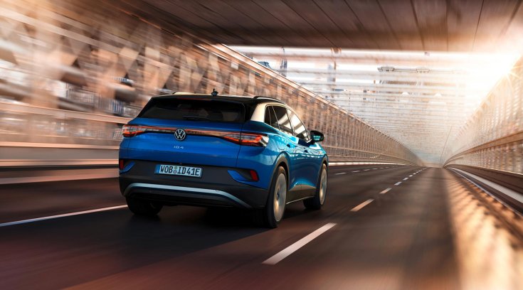 Volkswagen ID. 4 egy többsávos hídon, menet közben hátulról
