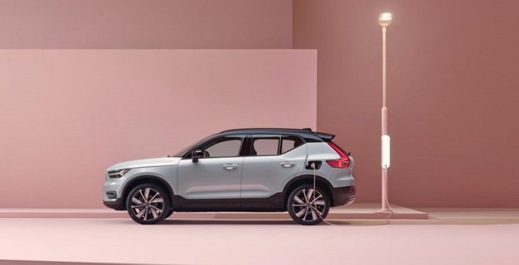 Volvo XC40 Recharge oldalnézetből töltés közben