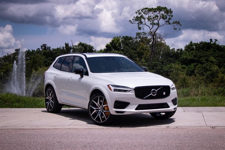 Volvo XC60-es modell az út mellett parkolva, féloldalról