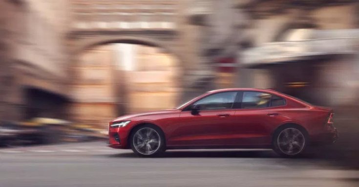 Gyorsan közlekedő Volvo a városban