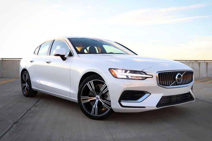 Volvo S60-as modell egy parkolóban, féloldalról