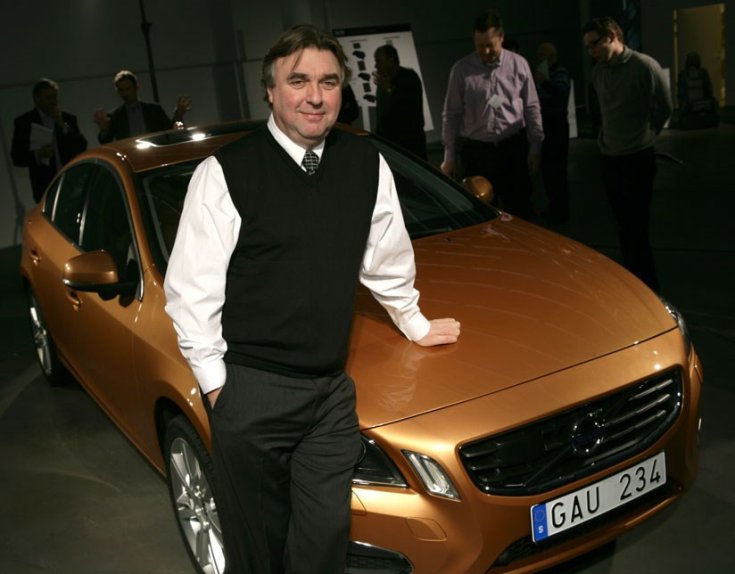 Peter Horbury, egy általa tervezett Volvo előtt