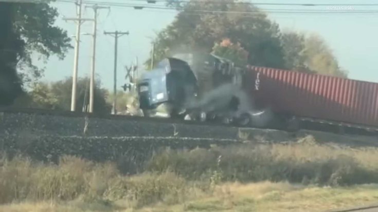 Nyerges vontatóba csapódó tehervonat