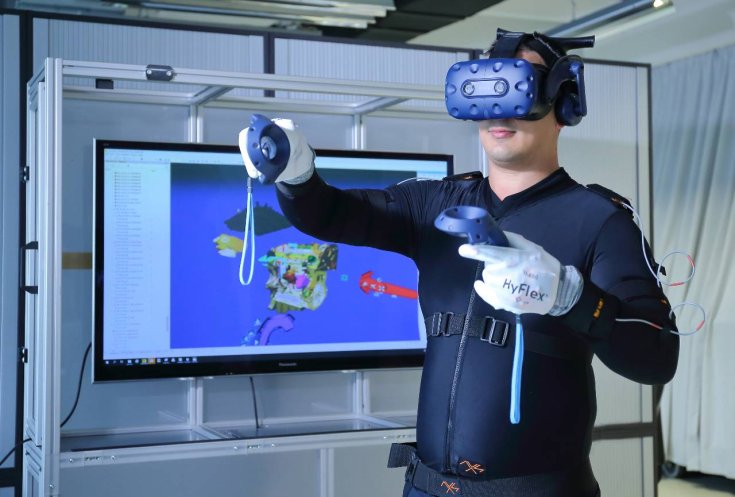 VR-szemüveget viselő ember
