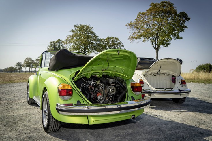 A VW bogár és ez e-bogár hátulról