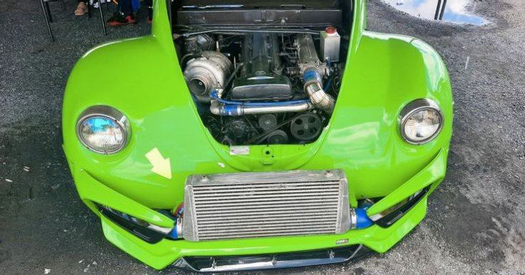 VW tuning motor tere felülről, szemből