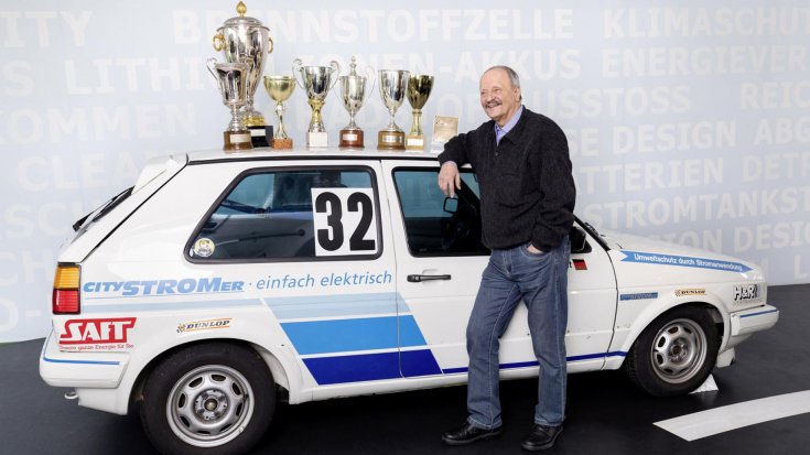 Volkswagen Golf CitySromer oldalról, kupákkal a tetején