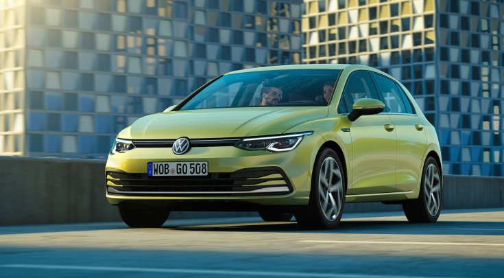 Volkswagen Golf szemből, menet közben