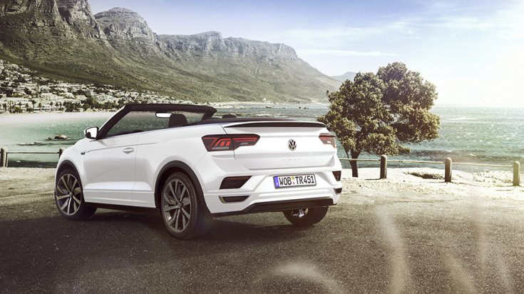 VW T-Roc cabriolet hátulról egy tó partján
