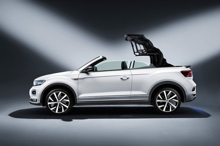 VW T-Roc cabriolet oldalról miközben működik a tető
