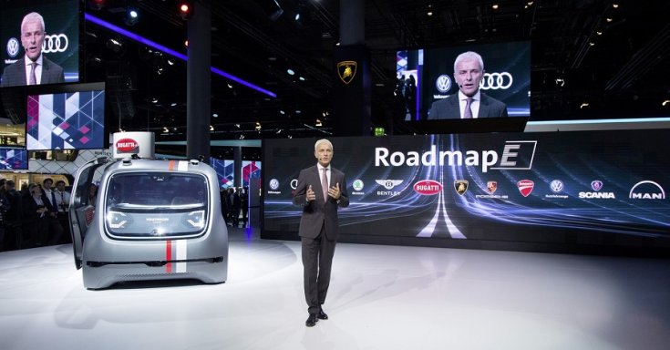 2017 Genfi Autószalon, előadótér, balra VW SEDRIC, elölnézet