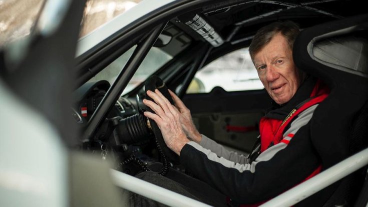 Walter Röhrl egy Porschéban ülve
