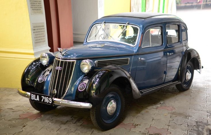 1937 Wanderer W24, kék limuzin, elölnézet, oldalnézet, balról döntve