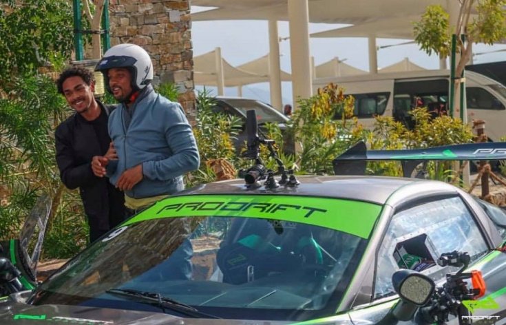 Will Smith bukósisakban egy driftautó mellett