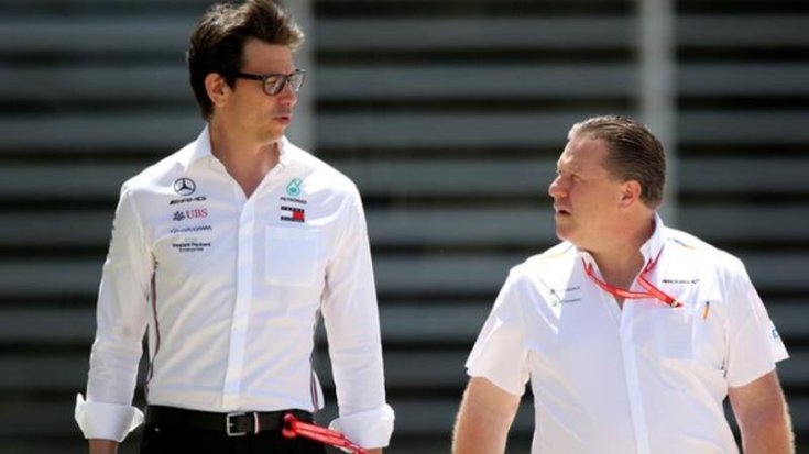 Toto Wolff és Zak Brown beszélget