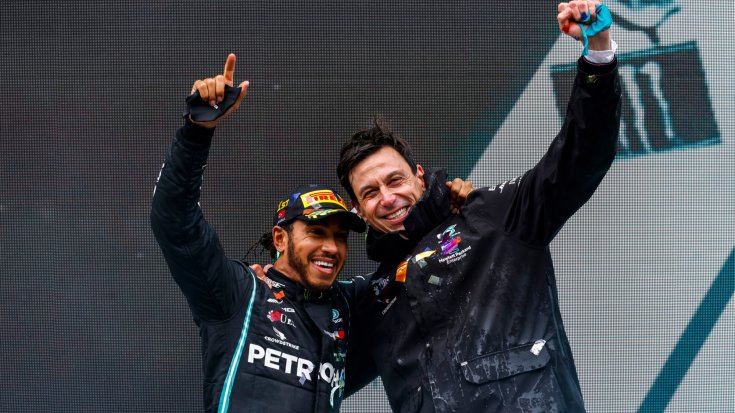 Lewis Hamilton és Toto Wolff ünnepel