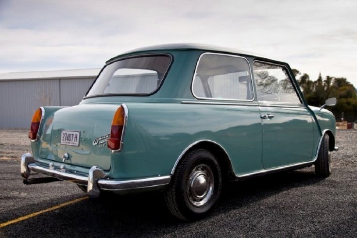Wolseley Hornet feneke, világoskék szedán, hátulnézet, oldalnézet, jobbról döntve