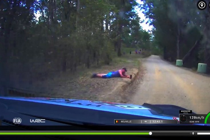 Raliról videó felvételt készítő szurkoló