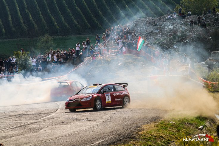 Két Citroën WRC a tömeg előtt a Rallylegenden