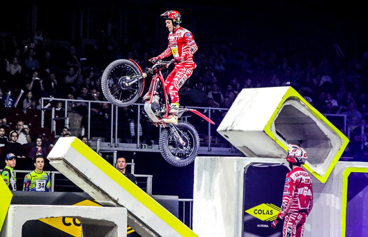 Betonelemről ugrik le a trial motor