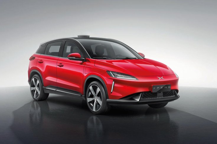 Az Xpeng elektromos crossovere oldalról fotózva