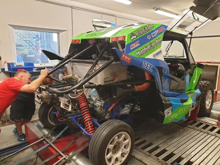 Hátulról a futópadon a Yamaha Garilla YXZ RR