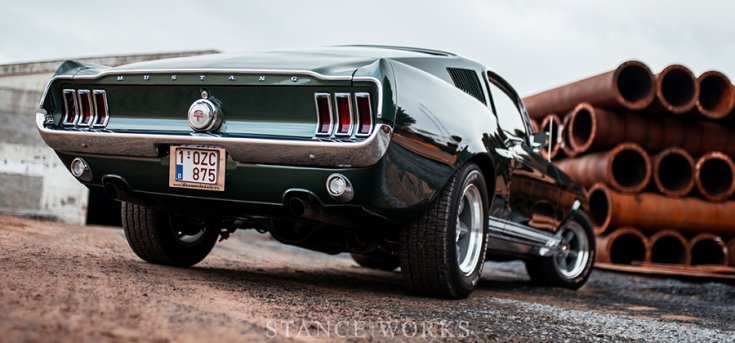 Yves Decan Ford Mustang resto-mod, hátulról