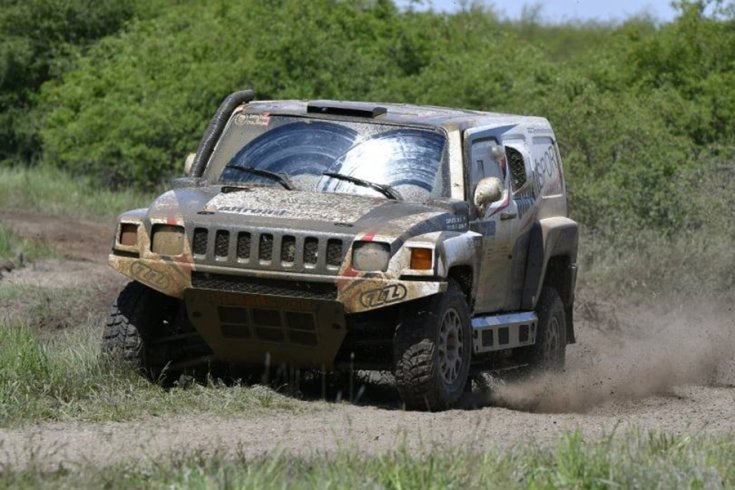 átépített Hummer a terepen