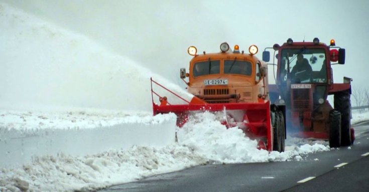 Rába D10-es motorral szerelt ZIL gyártmányú hómaró gép munka közben