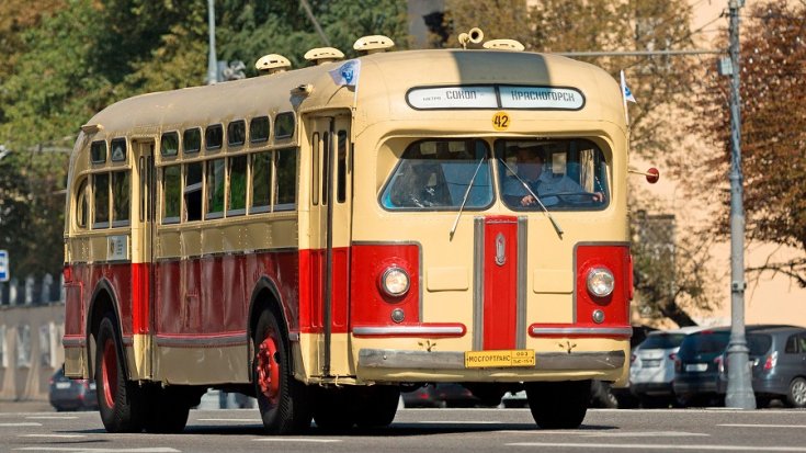 1956 ZISZ – 155, vörös sárga, szovjet busz, elölnézet, oldalnézet, jobbról, távolról ráközelítve