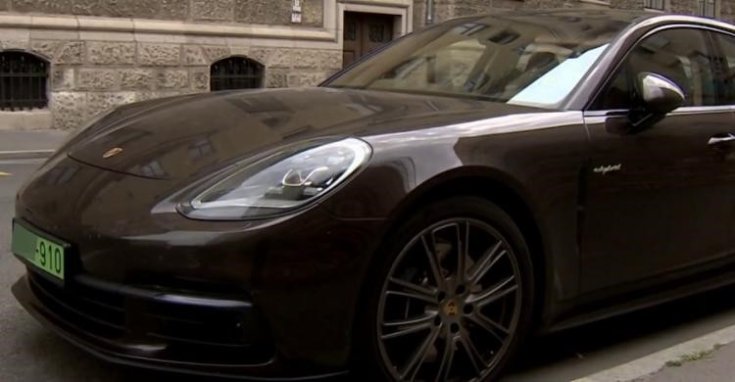 Zöld rendszámos Porsche oldalról fotózva