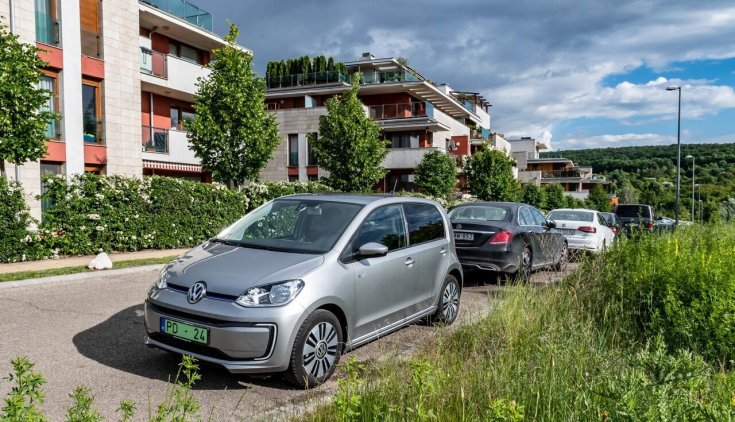 Zöld rendszámos Volkswagen oldalról fotózva (Fotó: Bosch Magyarország)
