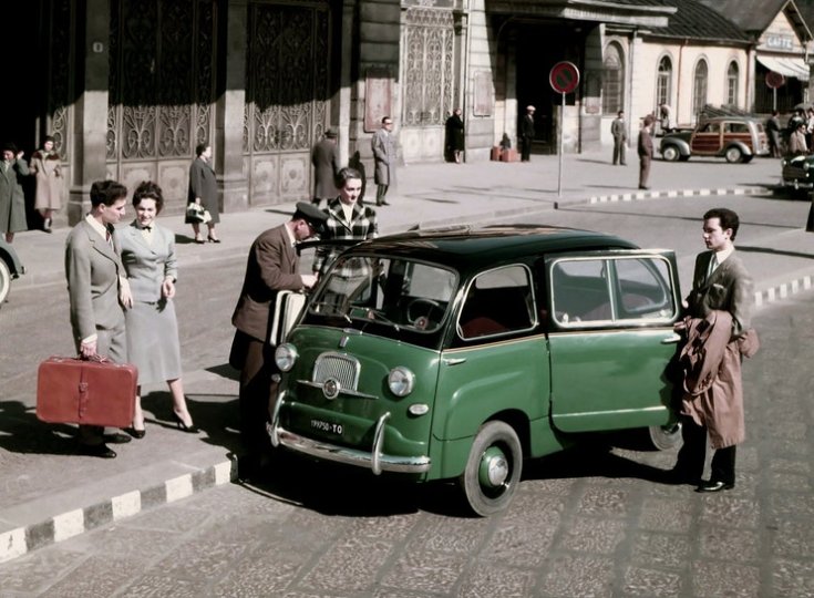 Fiat 600 Multipla, pályaudvar előtt, achív kép